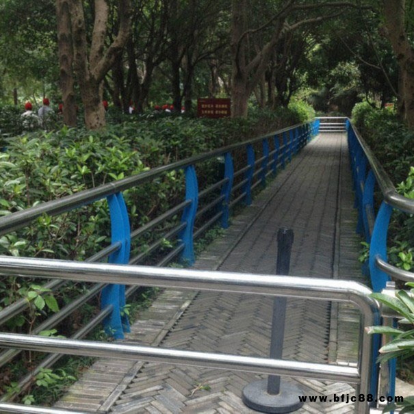 不銹鋼復合管橋梁護欄堤壩河道防撞立柱定做 道路隔離防護圍欄 304不銹鋼管復合管 道路橋梁安全護欄 防撞立柱定做 9亮
