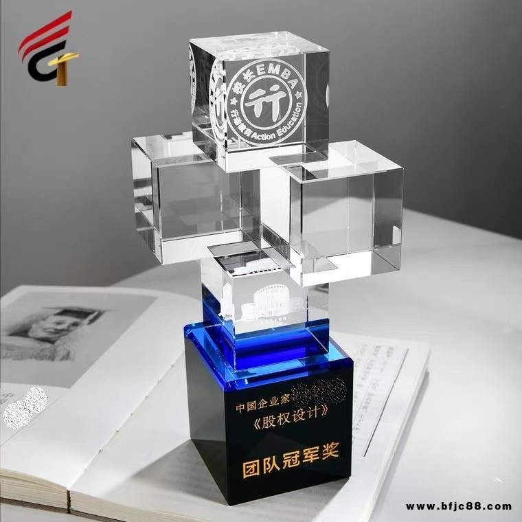 合肥創(chuàng)意實(shí)木新款獎(jiǎng)杯獎(jiǎng)牌定制 水晶木質(zhì)刻字榮譽(yù)員工獎(jiǎng)杯制作 昌泰工藝
