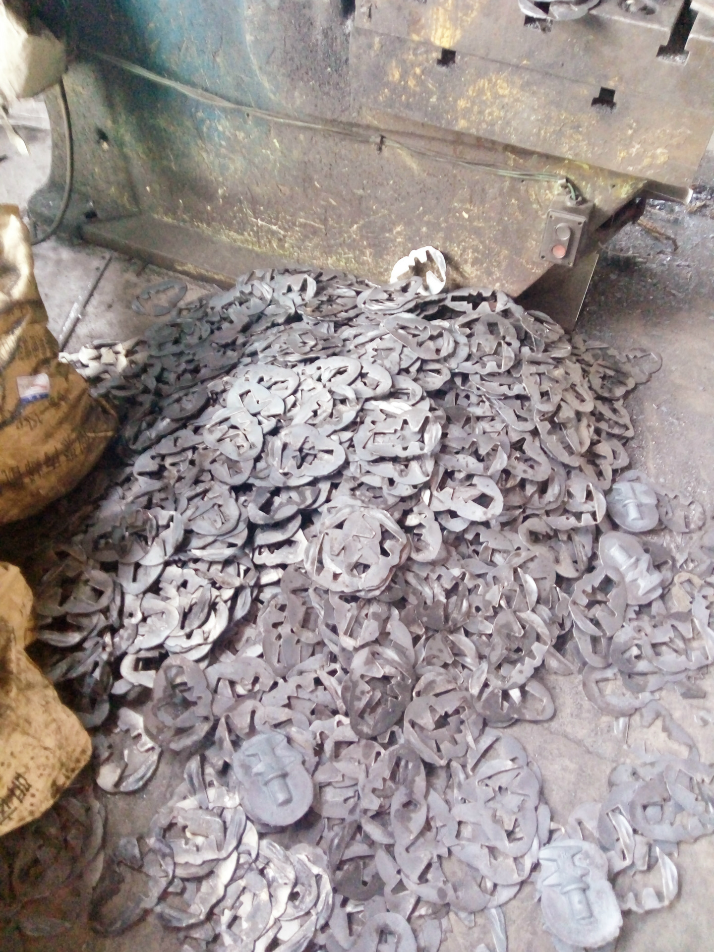 廠家專業(yè)生產集裝箱合頁 車廂合頁 飛翼箱鑄鋼合頁 集裝箱配件示例圖6