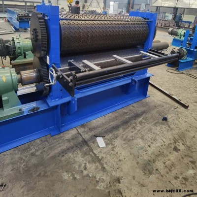 鐵板壓花機 鍍鋅鋼板滾壓機 1.5m不銹鋼板壓花機 冷彎設(shè)備 亞峰機械